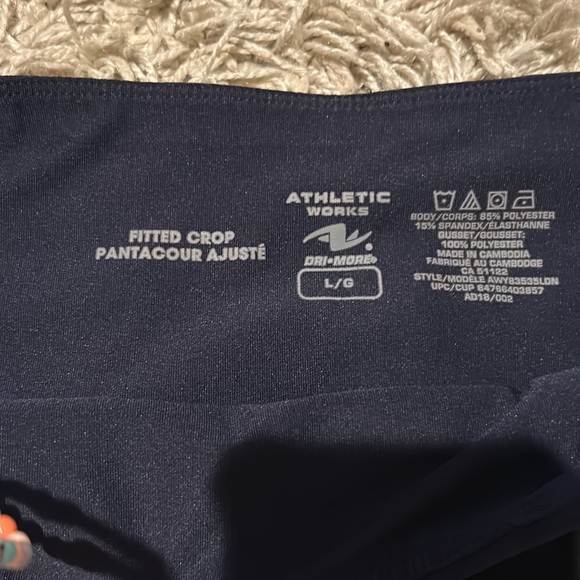 Fitted crop leggings for sale! - Picture 2 of 3